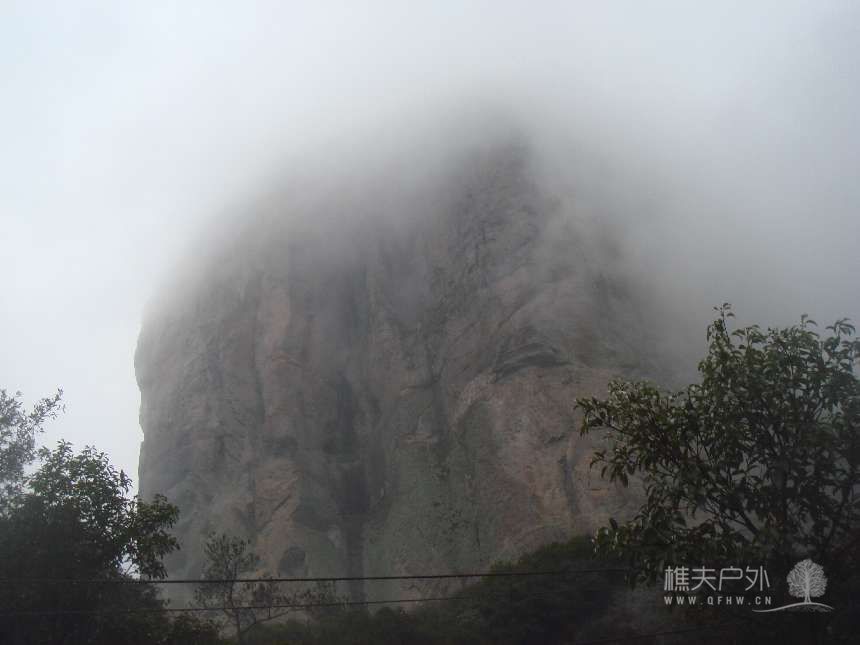 云散斧削岩，林叠雨雪潇。