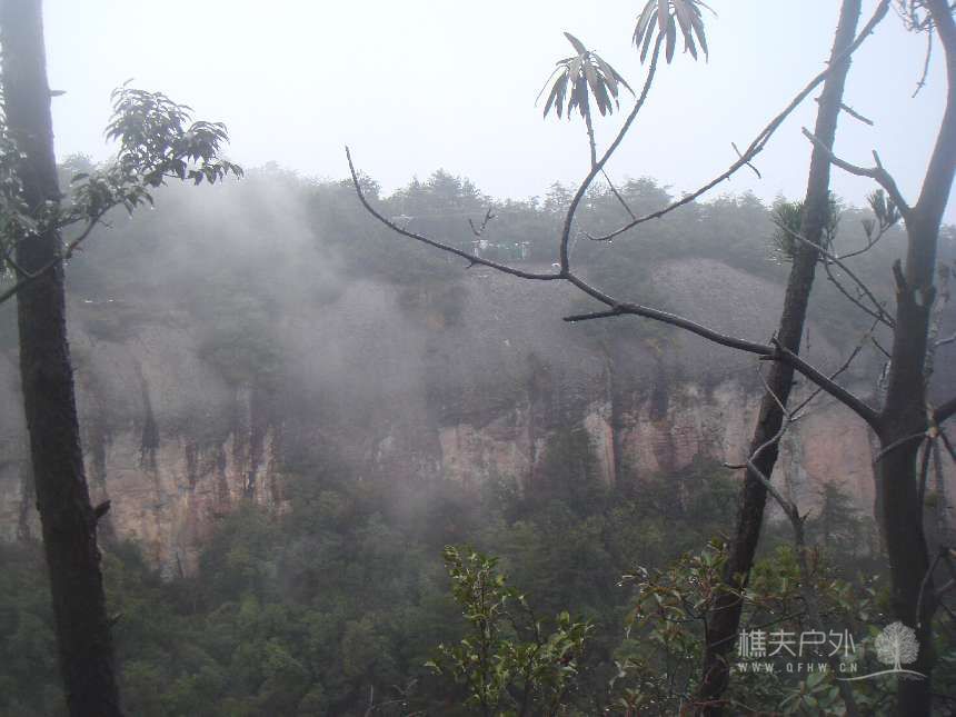 云散斧削岩，林叠雨雪潇。