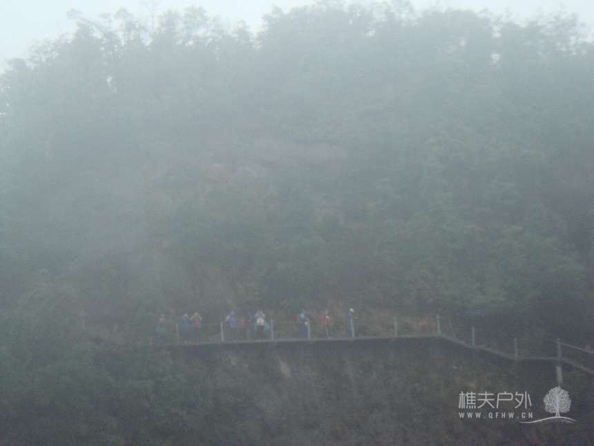 峰险千重崖，峭壁开栈道。