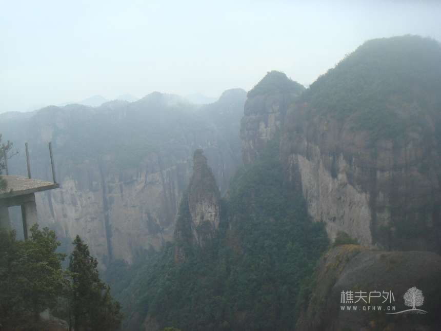 峰险千重崖，峭壁开栈道。