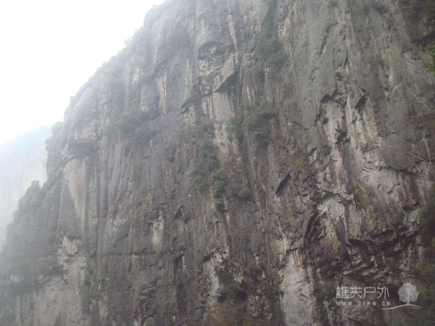 峰险千重崖，峭壁开栈道。